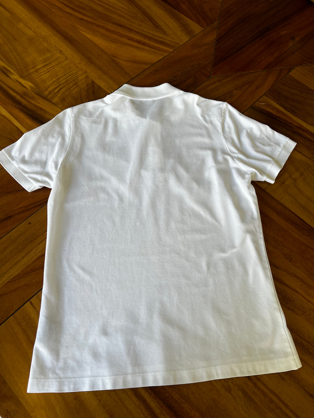 Player Dior x Kaws, Tipo polo